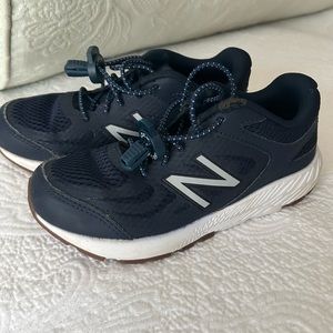 Boys navy new balance shoes sz 13.